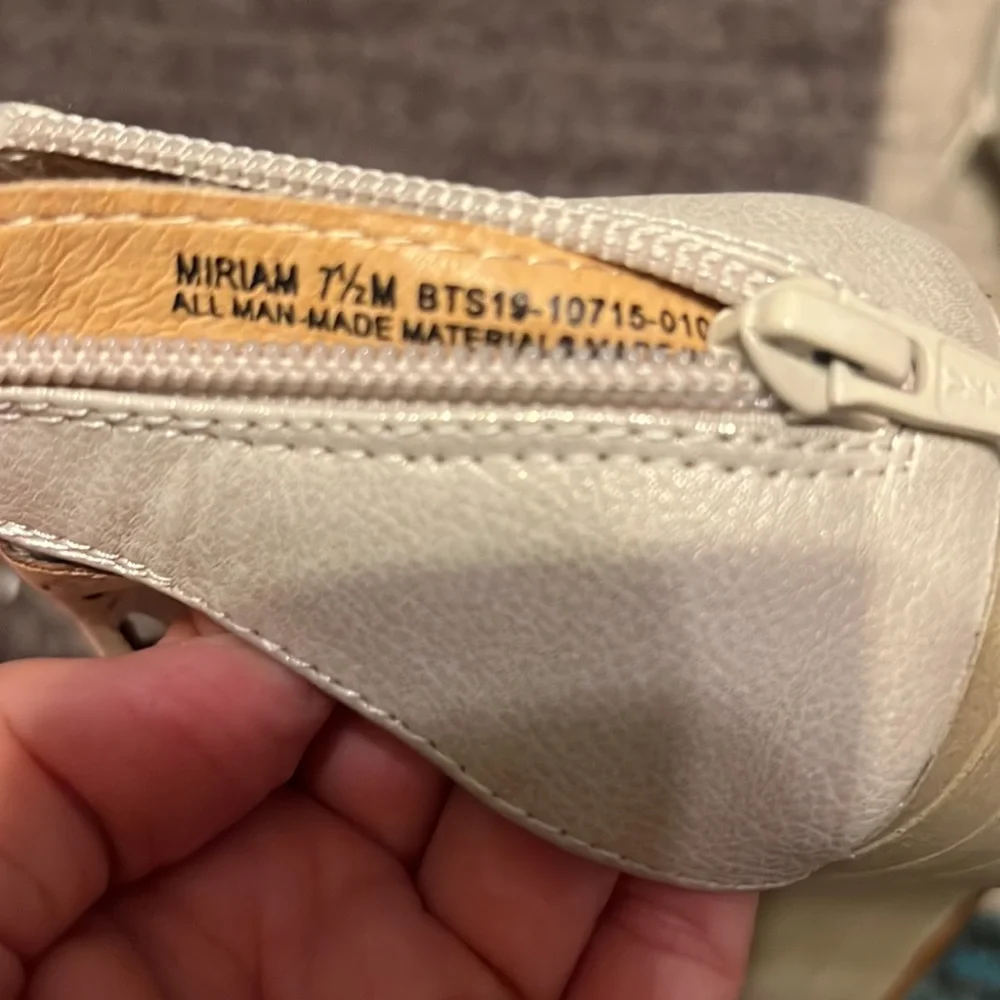 - Baretraps Miriam wedge sandals size 7.5